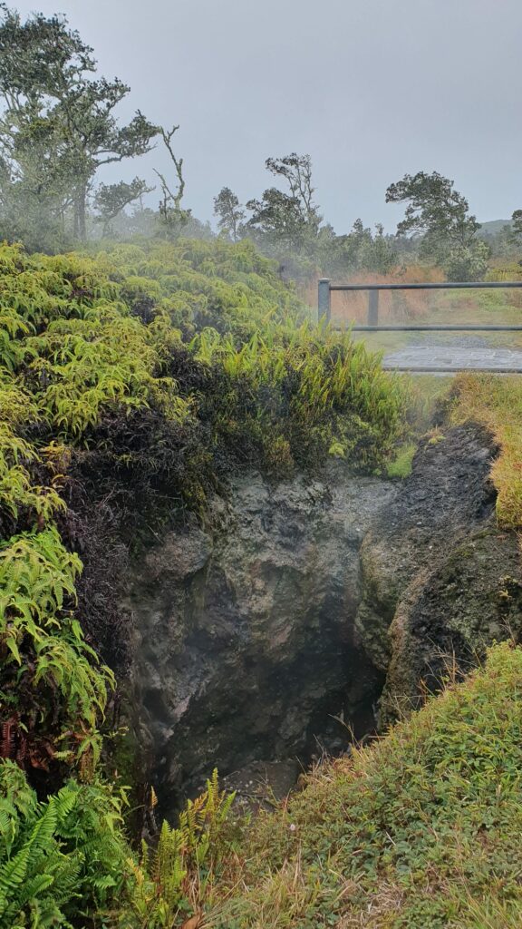 Fumeurs au bord du cratère du Kilauea